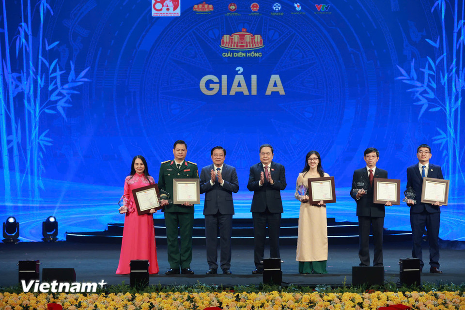Ủy viên Bộ Chính trị, Chủ tịch Quốc hội Trần Thanh Mẫn và Ủy viên Bộ Chính trị, Bí thư Trung ương Đảng, Trưởng Ban Nội chính Trung ương Phan Đình Trạc trao Giải A cho các tác giả. (Ảnh: Hoài Nam/Vietnam+)