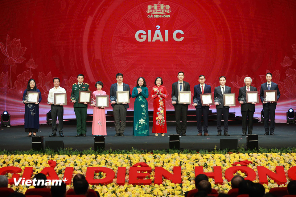 Ban Tổ chức trao 22 Giải C cho các tác giả, nhóm tác giả. (Ảnh: Hoài Nam/Vietnam+)