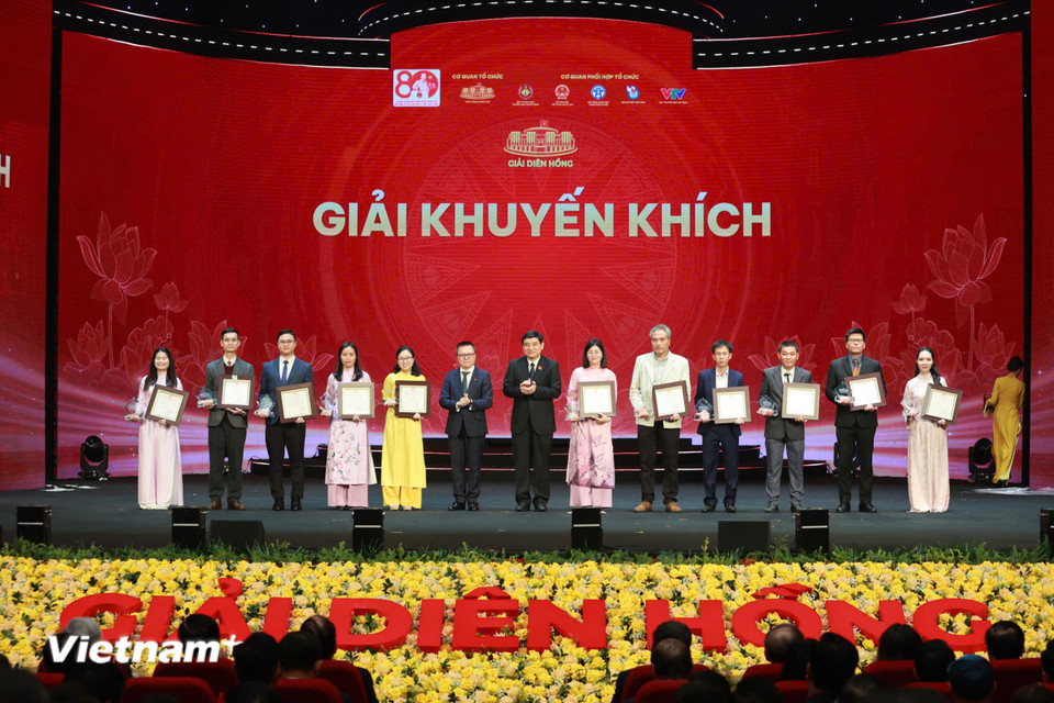 Ban Tổ chức trao giải Khuyến khích cho các tác giả. (Ảnh: Hoài Nam/Vietnam+)