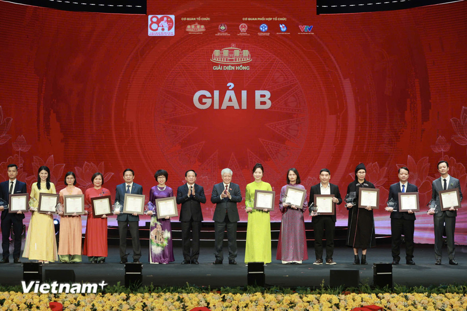 Giải Diên Hồng năm nay vinh danh 12 Giải B ở các thể loại: Báo in, Báo Điện tử, Tạp chí, Phát thanh, Truyền hình. (Ảnh: Hoài Nam/Vietnam+)