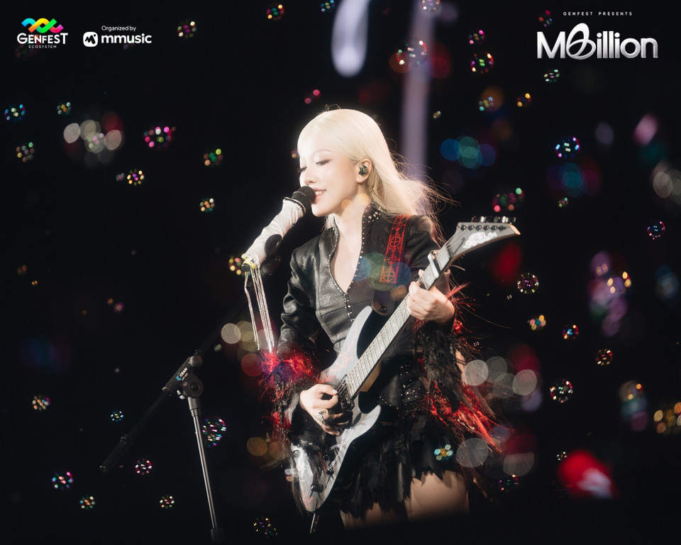 Mini-concert của Phùng Khánh Linh tại MBillion đã cho khán giả chứng kiến tư duy âm nhạc, phong thái trình diễn cũng như các bản hit nổi bật! Một set diễn ma mị từ 'Giữa một vạn người', một chút tinh nghịch với 'Citopia' và hoài niệm ngày debut với 'Hôm nay tôi buồn'. (Ảnh: CTV/Vietnam+)