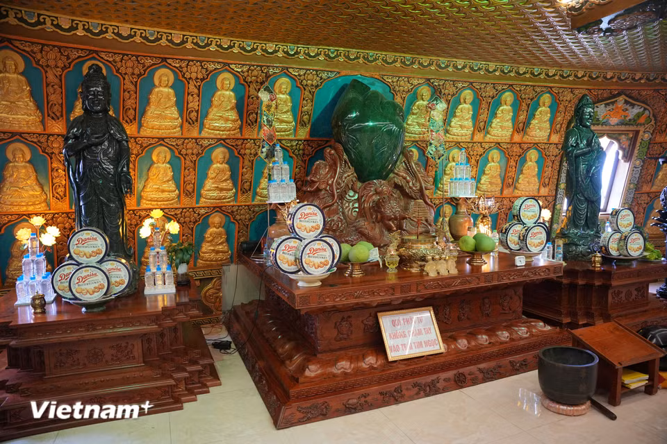Điểm nhấn tại tầng 12 được an trí và tôn thờ trái tim của Đức Phật A Di Đà, được tạc bằng chất liệu ngọc bích Nephrite Canada nguyên khối, có trọng lượng hơn một tấn. Đây chính là một trong những kiệt tác linh thiêng và nổi bật nhất của đại tượng. (Ảnh: CTV/Vietnam+)