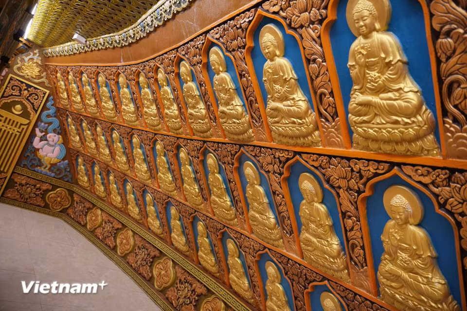 Mỗi hoa văn, họa tiết, biểu tượng trên tường nằm bên trong Đại tượng Phật đều có ý nghĩa riêng trong Phật giáo.(Ảnh: CTV/Vietnam+)