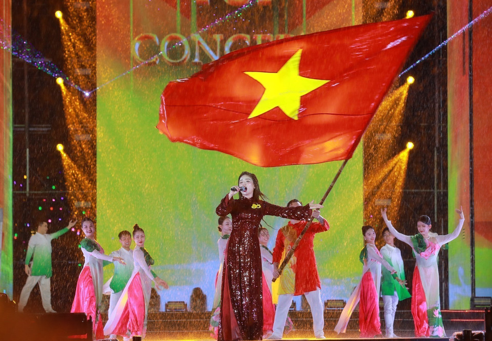 Ca sỹ Dương Hoàng Yến biểu diễn trong chương trình. (Ảnh: Khánh Hoà/TTXVN)