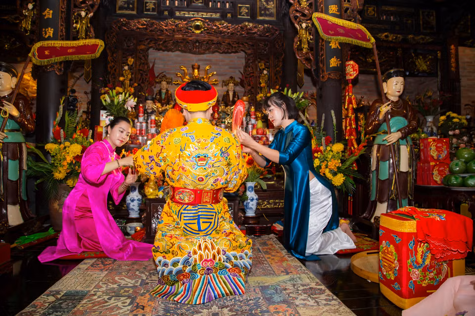 Ông Nguyễn Đức Hiển trong trang phục hầu giá Ông Hoàng Mười. (Ảnh: Minh Thu/Vietnam+)