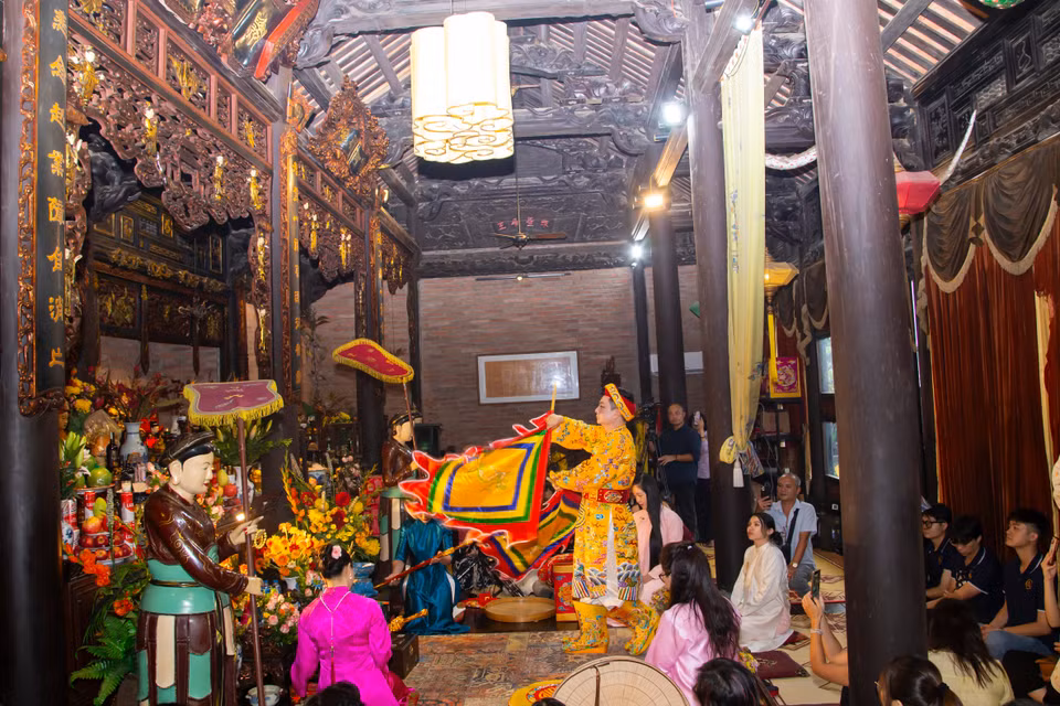 Ông Hiển nhấn mạnh: Tín ngưỡng thờ Mẫu không chỉ lan tỏa nét đẹp văn hóa độc đáo của dân tộc, mà còn hàm chứa giá trị giáo dục sâu sắc: Nuôi dưỡng cái thiện, cái mỹ trong tâm hồn; bồi đắp lòng biết ơn của thế hệ trẻ đối với cha mẹ, tổ tiên, cũng như tưởng nhớ công lao của những bậc anh hùng có công dựng nước và giữ nước. (Ảnh: Minh Thu/Vietnam+)