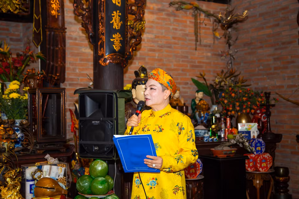Bên cạnh việc giới thiệu về tín ngưỡng, Tiến sỹ Nguyễn Đức Hiển cũng thuyết minh song ngữ Việt-Anh về việc thực hành nghi lễ, giới thiệu các giá hầu. (Ảnh: PV/Vietnam+)