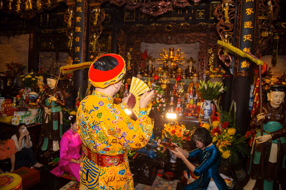 Quan Hoàng Mười nhiều lần giáng thế, giúp dân cứu nước. Khi mất, ông được nhân dân hai vùng Nghệ An, Hà Tĩnh lập đền thờ phụng ở rất nhiều nơi để bày tỏ công ơn. (Ảnh: Minh Thu/Vietnam+)