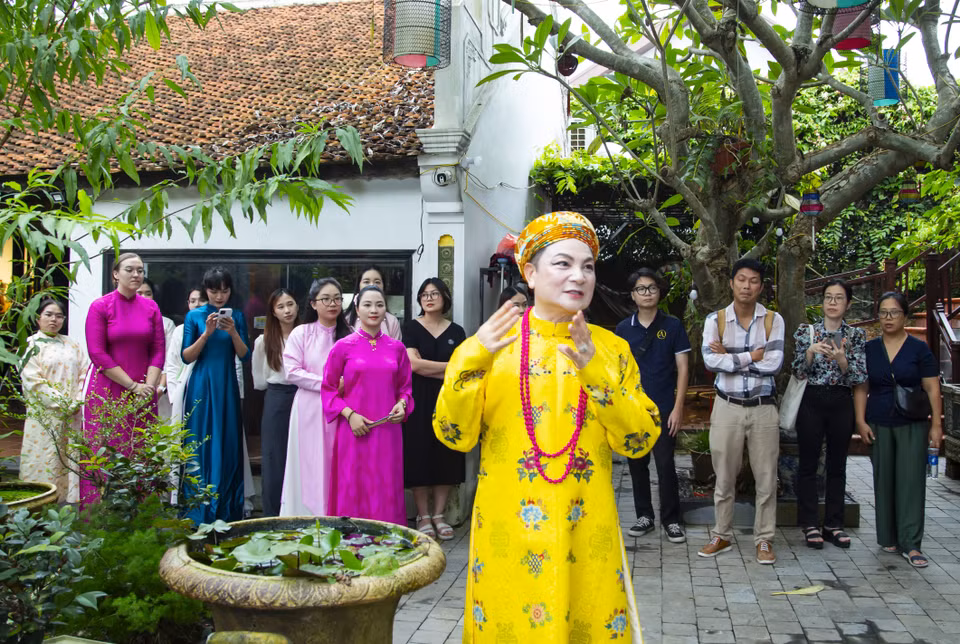 Tiến sỹ Nguyễn Đức Hiển là người có nhiều đóng góp trong việc đưa tín ngưỡng thờ Mẫu dân gian Việt Nam vươn tầm quốc tế. Mới đây, ông phối hợp với nhiều đơn vị mở kho "khăn chầu áo ngự" giới thiệu tín ngưỡng thờ Mẫu và diễn xướng hầu đồng đến đông đảo du khách. (Ảnh: Minh Thu/Vietnam+)