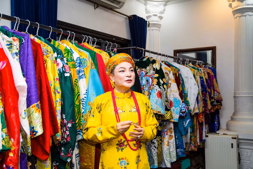 "Khăn chầu áo ngự" là một phần rất quan trọng trong thực hành tín ngưỡng thờ Mẫu. Qua đó, thanh đồng hóa thân vào các Thánh, Thần. (Ảnh: PV/Vietnam+)