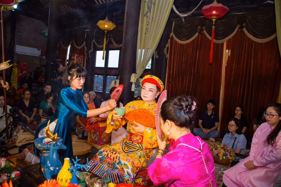 Tương truyền ông là con thứ mười của Vua Cha Thủy Quốc Động Đình. Nhận lệnh Vua Cha, ông đã giáng xuống hạ phàm, hóa thân làm người trần để giúp dân phù đời. (Ảnh: PV/Vietnam+)