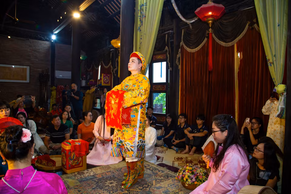 Ông Nguyễn Đức Hiển cũng được biết đến như một “đại sứ văn hóa” giới thiệu về hầu đồng trên kênh truyền hình quốc tế CNN, là người đầu tiên đưa trang phục hầu đồng lên sân khấu thời trang đương đại, là gương mặt tiêu biểu trong giới hoằng dương thờ Mẫu, thường xuyên nhận lời mời tham gia các sự kiện văn hóa hữu nghị quốc tế. (Ảnh: PV/Vietnam+)