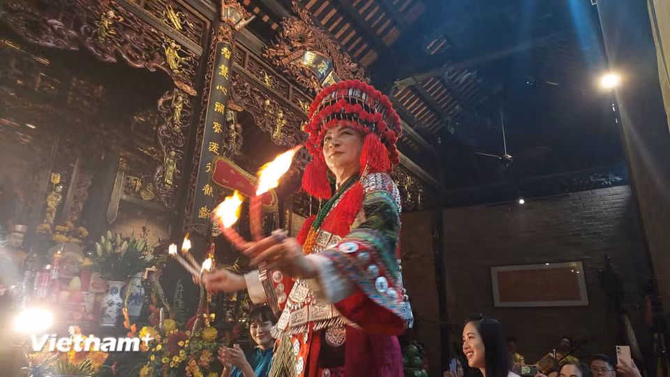 Nghệ nhân, đồng thầy Nguyễn Đức Hiển thực hiện giá hầu Cô Đôi Thượng Ngàn. (Ảnh: Minh Thu/Vietnam+)