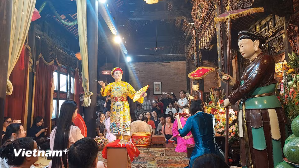 Tuy có nhiều câu chuyện khác nhau xoay quanh ông nhưng tựu chung lại đều khắc họa ngài là một người thanh liêm, chính trực hay giúp đỡ dân chúng. (Ảnh: Minh Thu/Vietnam+)