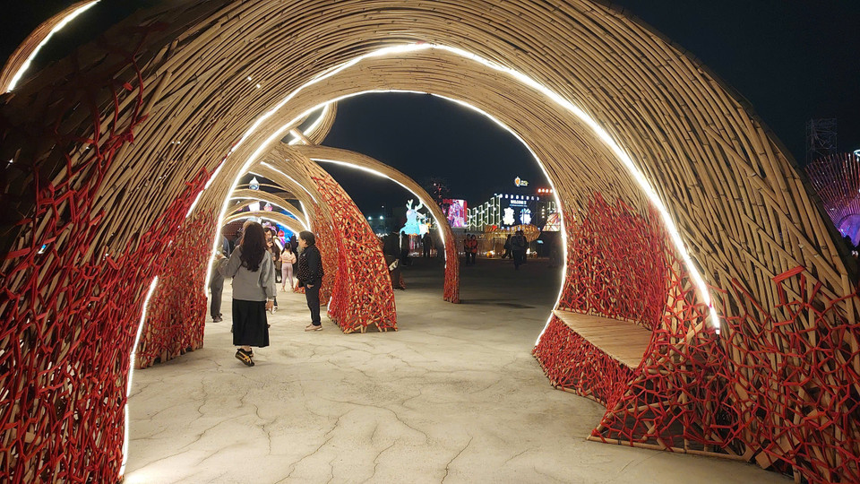 Các cụm đèn được thiết kế sáng tạo với vật liệu thân thiện với môi trường, thắp sáng bằng năng lượng Mặt Trời. (Ảnh: Minh Thu/Vietnam+)