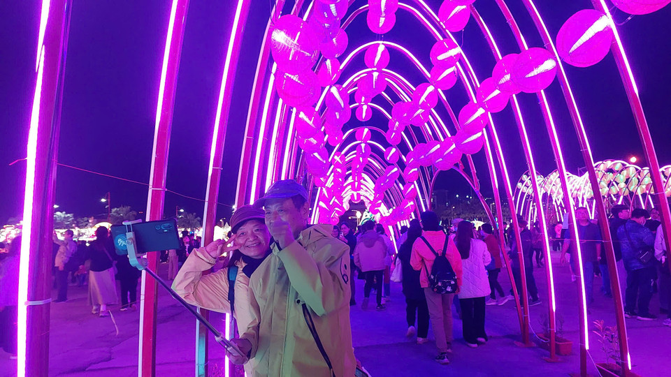 Không gian ánh sáng lung linh trở thành điểm hẹn của nhiều gia đình, nhóm bạn và khách du lịch. (Ảnh: Minh Thu/Vietnam+)