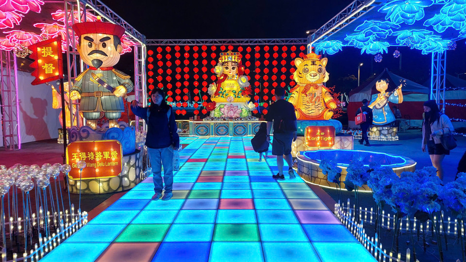 Những ô vuông đổi màu theo bước chân du khách. (Ảnh: Minh Thu/Vietnam+)