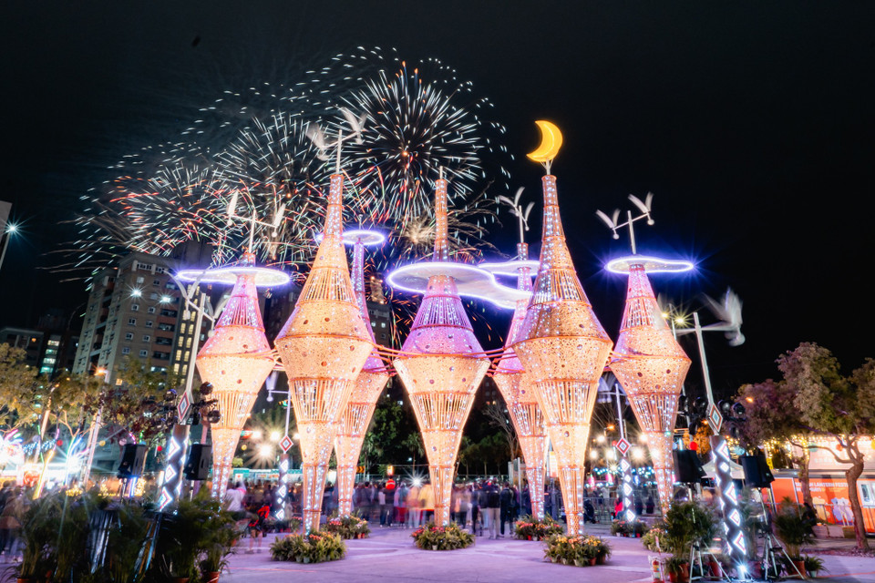 Bên cạnh ánh sáng từ các cụm tác phẩm, Ban Tổ chức còn "chiêu đãi" người dân và khách du lịch một màn pháo hoa mãn nhãn. (Ảnh: Minh Thu/Vietnam+)