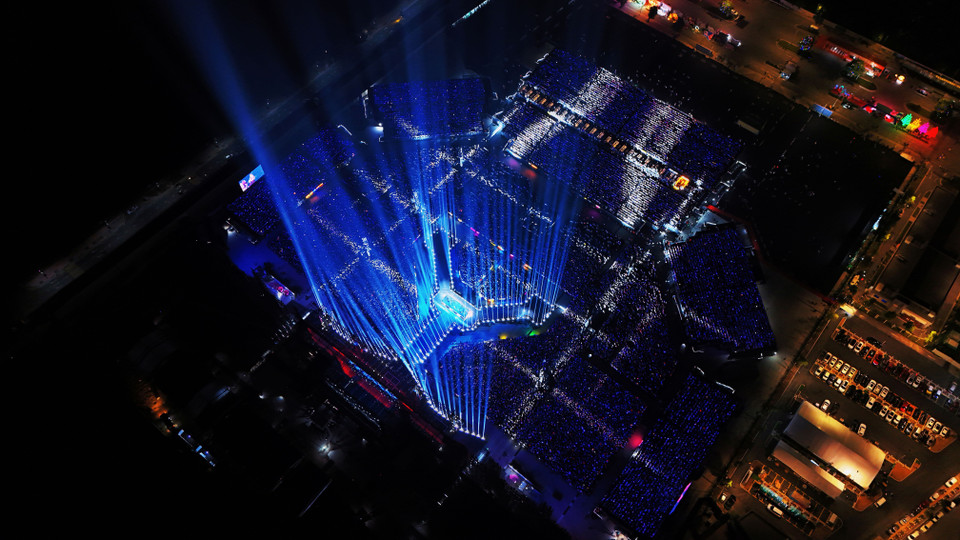 Y Concert gây ấn tượng mạnh với hệ thống màn hình LED được đầu tư ở mức "chưa từng có". Với tổng diện tích lên tới 2.160 m², hệ thống LED của concert này không chỉ vượt xa kỷ lục trước đó mà còn trở thành hệ thống màn hình LED lớn nhất và dài nhất từng xuất hiện tại một đêm nhạc ở Việt Nam, đồng thời nằm trong nhóm lớn nhất khu vực Đông Nam Á. (Ảnh: CTV/Vietnam+)