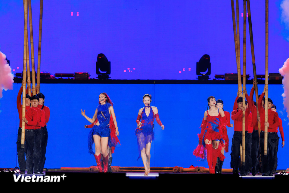 Lần đầu tiên các "Chị đẹp," "Anh trai" và dàn "Tân binh" cùng hòa giọng trong các ca khúc: "Nơi bình minh đầy nắng," "Hoả ca," "Ngôi sao giữa thiên hà," "Show me." (Ảnh: CTV/Vietnam+)