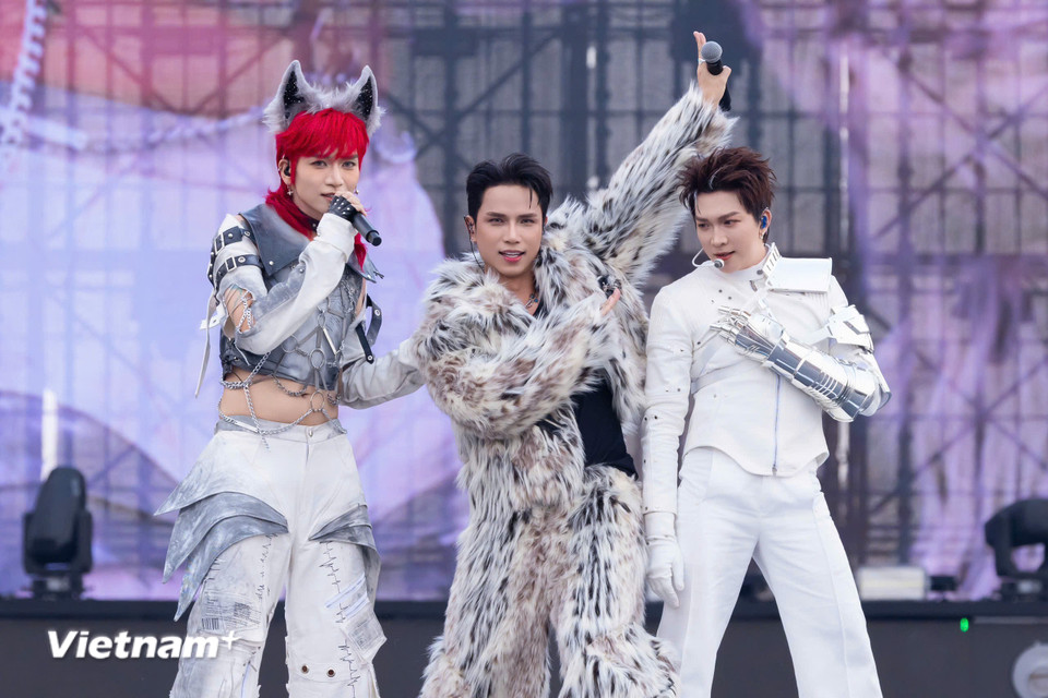 BB Trần, Neko Lê và Tăng Phúc trong set diễn cá nhân. (Ảnh: CTV/Vietnam+)