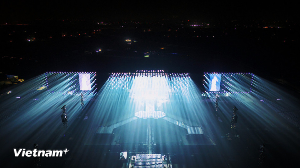 Về âm thanh và ánh sáng, Y Concert được trang bị khoảng 200 tấn thiết bị với hơn 200 loa các loại, được bố trí thành 16 dây loa bao phủ toàn bộ không gian. Gần 2.000 đèn các loại cùng 600 đèn sàn chuyên biệt được lắp đặt, biến toàn bộ khu vực sân khấu và khán đài thành một “đại concert” khổng lồ, vượt xa quy mô các đêm nhạc thông thường tại Việt Nam. (Ảnh: CTV/Vietnam+)