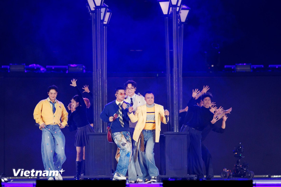 Nghệ sỹ Tự Long chia sẻ trên sân khấu: “Thật đầm ấm, thật vui vẻ và thật bùng nổ khi được đứng tại đây. Chúng tôi không biết nói gì hơn ngoài hai từ biết ơn và cảm ơn tất cả mọi người. Cách đây một năm, chúng tôi đã đứng trên sân khấu này, và hôm nay chúng tôi quay trở lại. Chúng tôi không chỉ hạnh phúc hơn, mà còn vui mừng hơn, bởi gia đình của chúng tôi đã có thêm những thành viên mới – không chỉ các Gai con, mà còn có cả những người hâm mộ của Chị đẹp và Tân binh toàn năng. (Ảnh: CTV/Vietnam+)