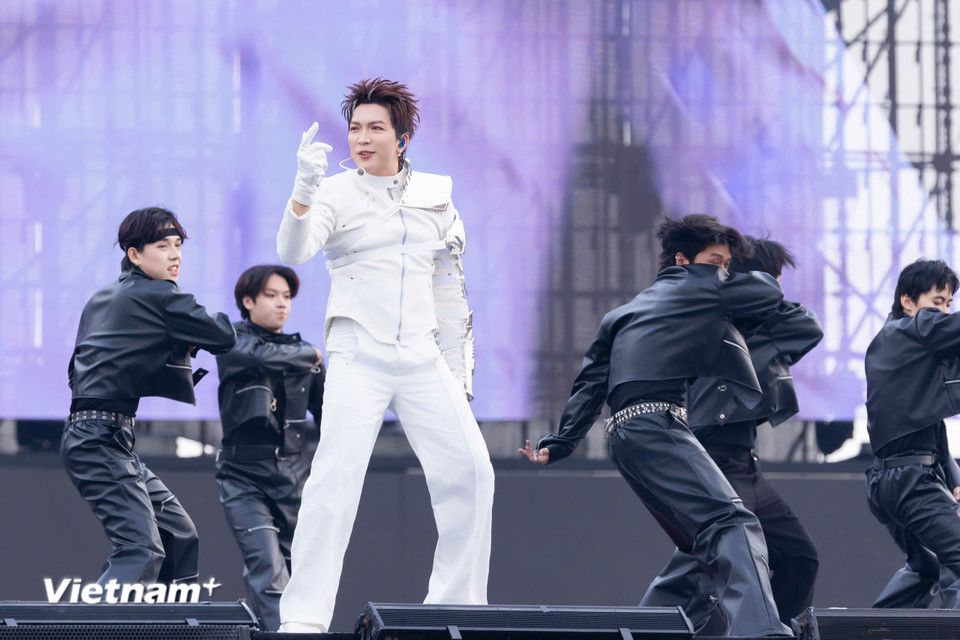 Y Concert được chia thành hai set diễn hoàn toàn khác biệt. Từ 14h đến 18h là “Sân khấu trình diễn cá nhân”. Tại đây, 25 nghệ sỹ đã thể hiện cá tính riêng qua các tiết mục solo và kết hợp độc đáo, cùng set DJ bùng nổ của nhà sản xuất âm nhạc 2pillz. Từ 19h đến khuya là “Sân khấu hòa ca”, nơi tất cả nghệ sỹ từ “Anh trai vượt ngàn chông gai”, “Chị đẹp đạp gió rẽ sóng”, “Gia đình Haha” và “Tân binh toàn năng” cùng hội tụ trong những tiết mục được khán giả yêu thích nhất. (Ảnh: CTV/Vietnam+)