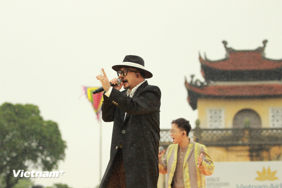 Một trong những khoảnh khắc đáng nhớ nhất là màn song ca giữa Hà Lê và Rhymastic với ca khúc 'Lặng', được phối mới dành riêng cho '5AM Eye-conic.' (Ảnh: PV/Vietnam+)