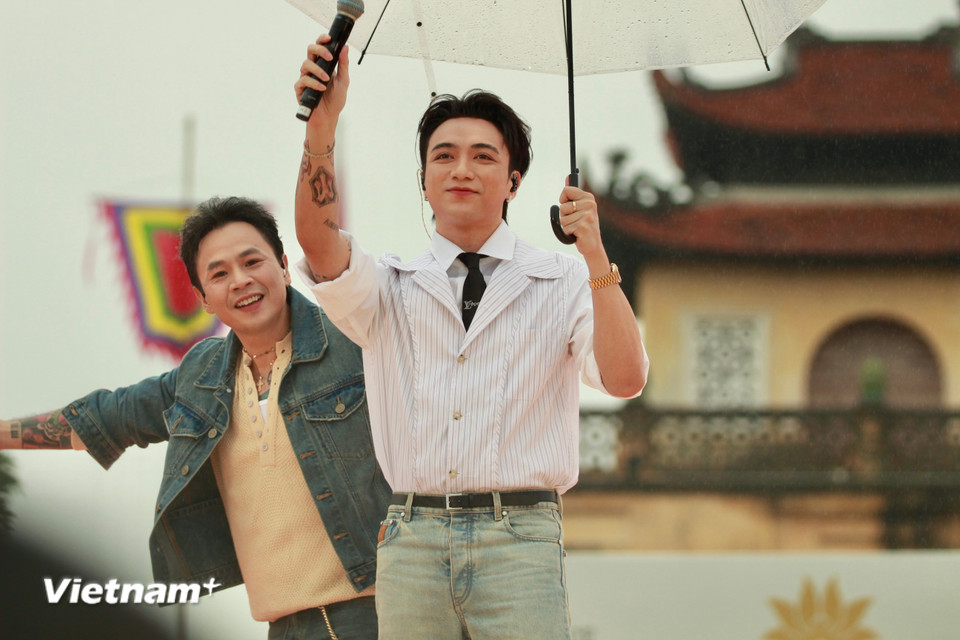 Cao trào của concert đến khi Binz và SOOBIN xuất hiện trong tiếng reo vang dội của khán giả. Hai nghệ sỹ thuộc SpaceSpeakers mang đến chuỗi hit quen thuộc như 'Hit me up', 'Daydreams' và 'Sunset in the City.' (Ảnh: PV/Vietnam+)