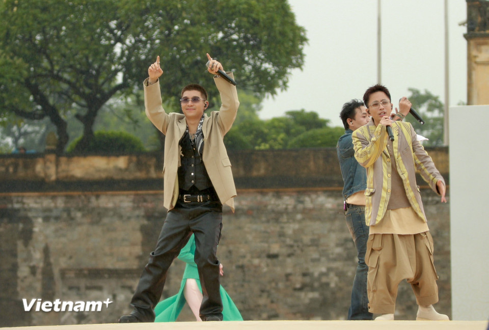 '5AM Eye-conic Hà Nội' là hoạt động nằm trong chiến dịch 'Chạm Thu Hà Nội,' do Vietnam Airlines phối hợp cùng Ủy ban Nhân dân thành phố Hà Nội tổ chức, hướng tới lan tỏa nét đẹp văn hóa, nghệ thuật và tinh thần sống tích cực giữa lòng di sản nghìn năm. (Ảnh: PV/Vietnam+)