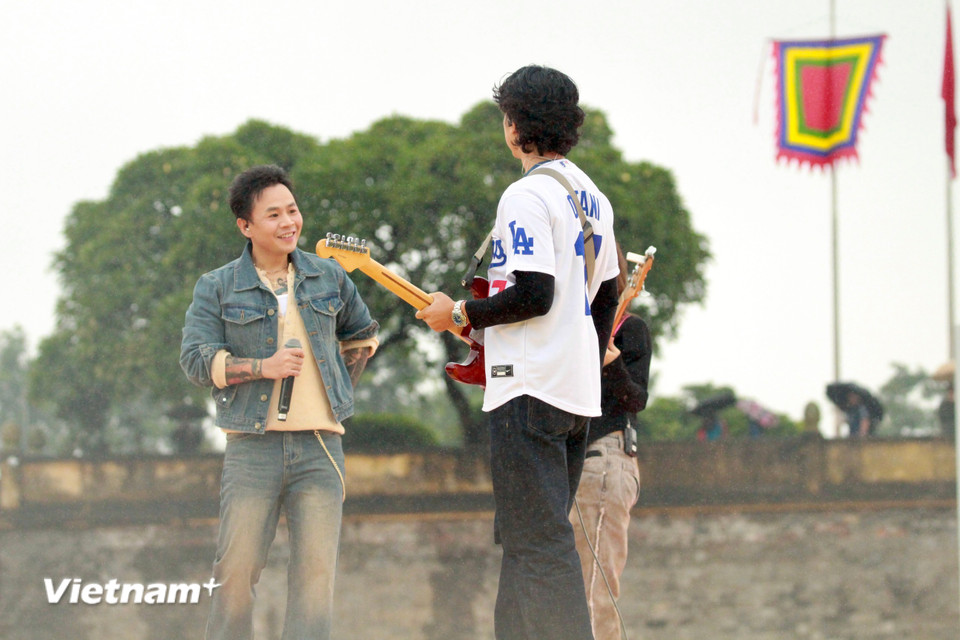 Sự xuất hiện của hai ca sỹ thật sự đã làm bùng nổ toàn bộ không khí của buổi biểu diễn. (Ảnh: PV/Vietnam+)