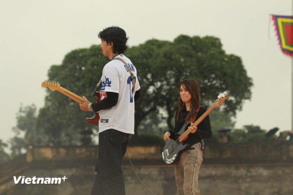 Với thông điệp “Bạn đã sẵn sàng đón bình minh khác biệt?”, 5AM Eye-conic Hà Nội không chỉ là một buổi sáng nghệ thuật, mà còn là lời mời người trẻ tìm thấy sự kết nối giữa ánh sáng đầu ngày, âm nhạc, lịch sử và bản sắc Việt. Giữa lòng di sản, bình minh không chỉ được đánh thức bởi ánh mặt trời, mà còn bởi âm thanh, cảm xúc và tinh thần sáng tạo của một thế hệ mới. (Ảnh: PV/Vietnam+)