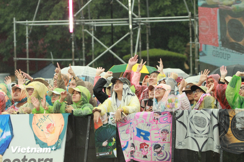 Với thông điệp “Bạn đã sẵn sàng đón bình minh khác biệt?”, 5AM Eye-Conic Hà Nội không chỉ là sự kiện âm nhạc, mà là lời mời gọi mỗi người trẻ tìm lại sự kết nối giữa ánh sáng, âm thanh và bản sắc Việt. Để bình minh không chỉ là khởi đầu của một ngày, mà là khởi đầu của cảm hứng sống mới.(Ảnh: PV/Vietnam+)