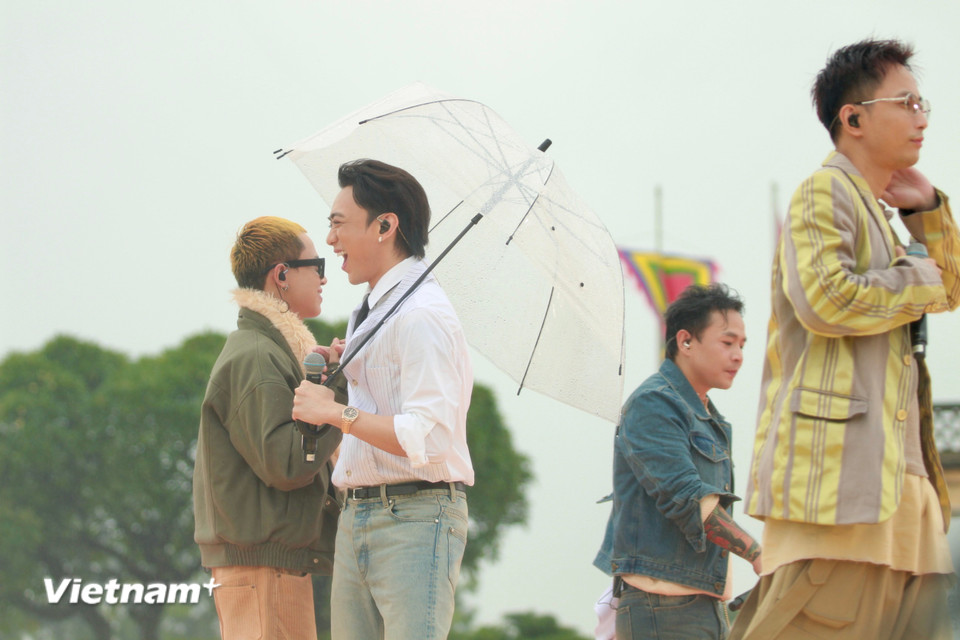 Khép lại chương trình, các nghệ sỹ của SpaceSpeakers Label cùng nhau trình diễn ca khúc 'Nhanh Lên Nhé' – bản nhạc hiệu chính thức của Vietnam Airlines, đơn vị tổ chức chương trình. (Ảnh: PV/Vietnam+)