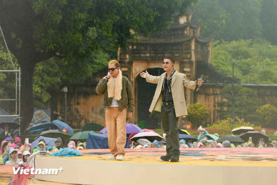 Trái ngược với sự sâu lắng đó, APJ và Cường Seven 'đốt nóng' sân khấu bằng loạt ca khúc sôi động như '12h03' và 'Yêu em dài lâu', đưa không khí trở lại cao trào. (Ảnh: PV/Vietnam+)