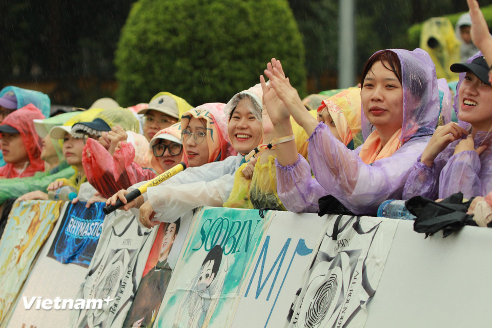Từ sáng sớm, khu vực sân khấu đã đông kín người. Dù chỉ mặc những chiếc áo mưa mỏng, khán giả vẫn háo hức chờ đợi khoảnh khắc chương trình bắt đầu. (Ảnh: PV/Vietnam+)