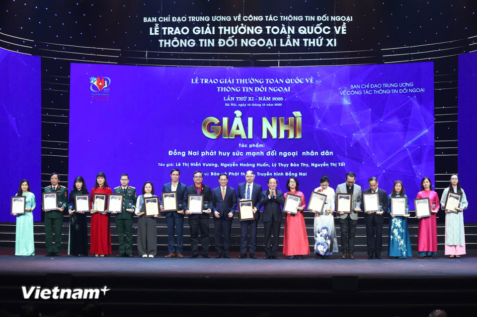 Ban Tổ chức trao Giải Nhì cho các tác giả. (Ảnh: Hoài Nam/Vietnam+)
