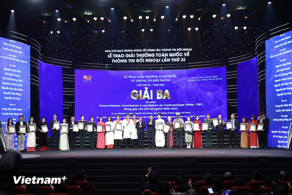 Ban Tổ chức trao Giải Ba cho các tác giả. (Ảnh: Hoài Nam/Vietnam+)