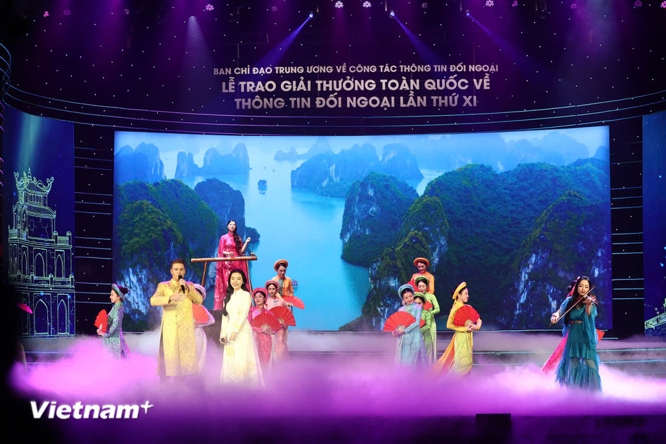 Tiết mục biểu diễn nghệ thuật tại Lễ trao giải. (Ảnh: Hoài Nam/Vietnam+)