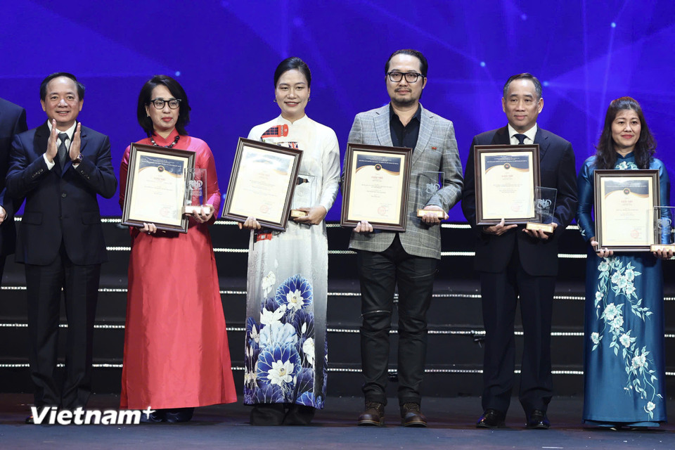Các tác giả nhận Giải Nhì. (Ảnh: Hoài Nam/Vietnam+)