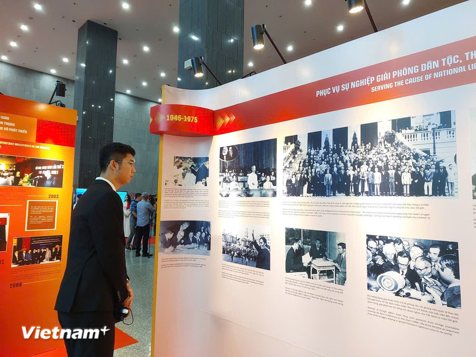 Triển lãm là dịp để nhìn lại thành tựu của ngành Ngoại giao trong 80 năm qua, hun đúc niềm tự hào trong thế hệ những người làm ngoại giao trẻ. (Ảnh: Minh Thu/Vietnam+)