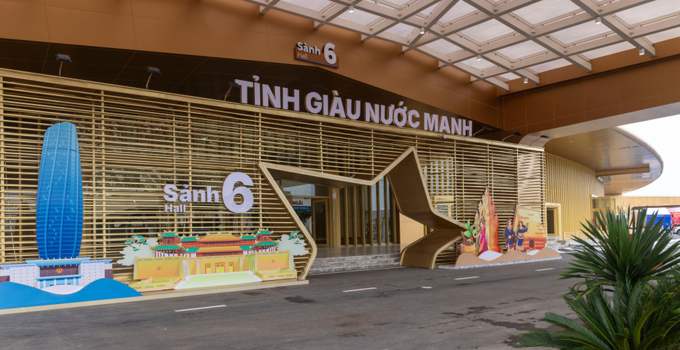 Khu triển lãm "Tỉnh giàu nước mạnh" tại Nhà Kim Quy. Theo Thứ trưởng Bộ Văn hóa, Thể thao và Du lịch Tạ Quang Đông, không gian mỗi tỉnh thành được thiết kế với hình ảnh mang yếu tố đặc trưng của địa phương. Hiện tại, các đơn vị đang gấp rút thi công song diện mạo các tỉnh thành đã có thể nhận diện rõ ràng, ấn tượng. (Ảnh: PV/Vietnam+)