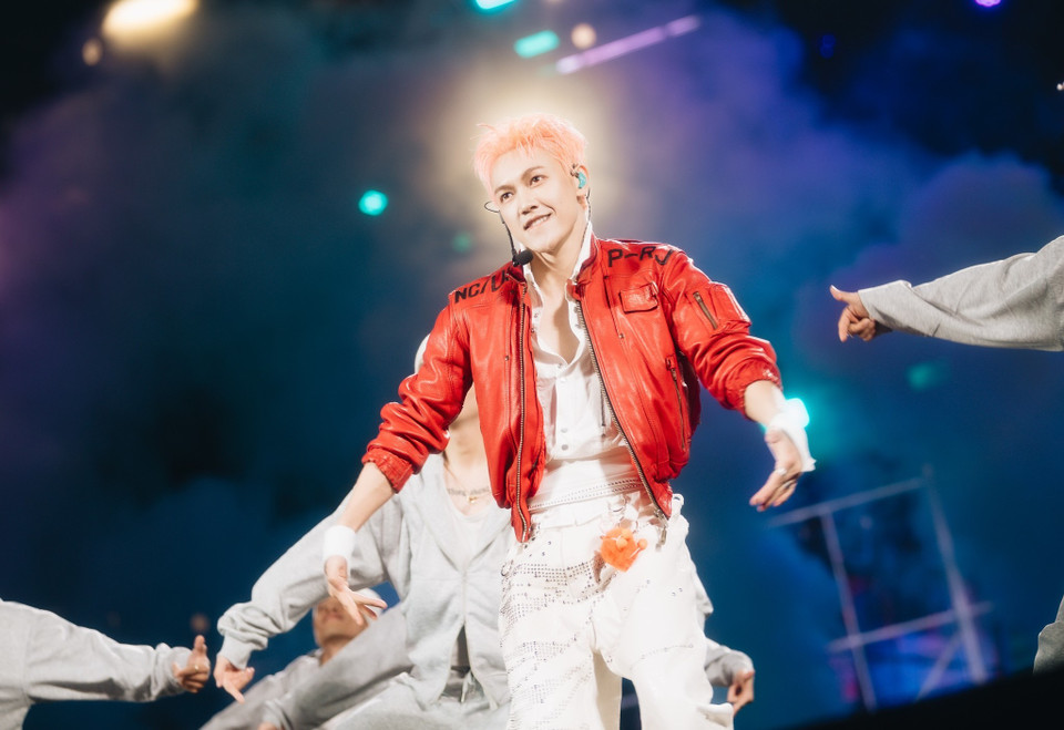 Mang mini album 'Oe oe' cùng cá tính âm nhạc độc bản đến sân khấu MBillion Hà Nội, JSOL thật sự đã khiến cho hàng ngàn khán giả phải bất ngờ. 'Tính lười', 'Cuộn len', 'Sài Gòn hôm nay mưa'... tất cả đã biến set diễn của JSOL trở nên đa dạng hơn bao giờ hết. (Ảnh: CTV/Vietnam+)