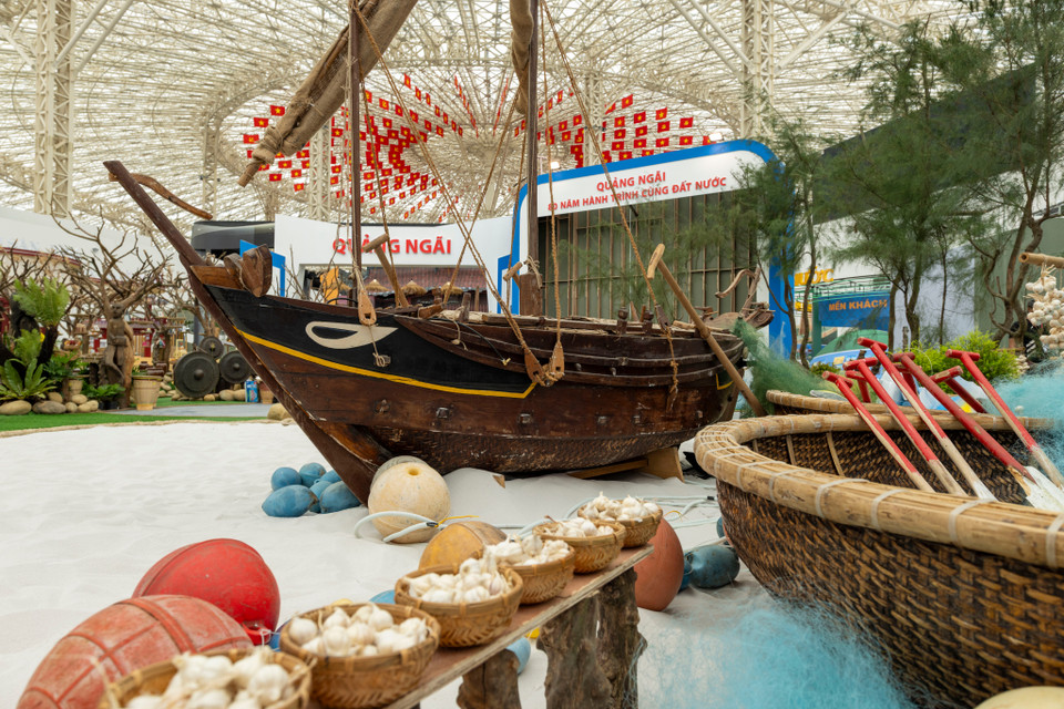 Không gian tỉnh Quảng Ngãi với sản phẩm đặc trưng là tỏi Lý Sơn. (Ảnh: PV/Vietnam+)