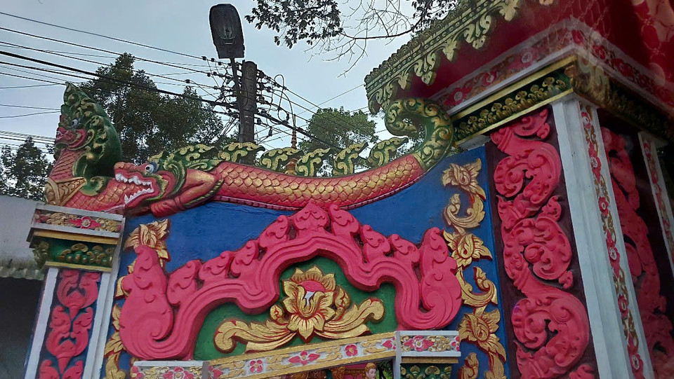 Miệng rắn thần mở to, răng sắc nhọn; đôi khi có ngọn lửa cách điệu bùng lên từ trên đầu và mắt rắn tròn xoe rực cháy. Rắn thần Naga xuất hiện ở đền chùa mang ý nghĩa bảo hộ Đức Phật, bảo vệ không gian yên tĩnh, thanh sạch chốn chùa chiền cũng biểu trưng cho sự thịnh vượng, sinh thành, phát triển, nâng đỡ và ổn định thế giới. (Ảnh: Minh Thu/Vietnam+)