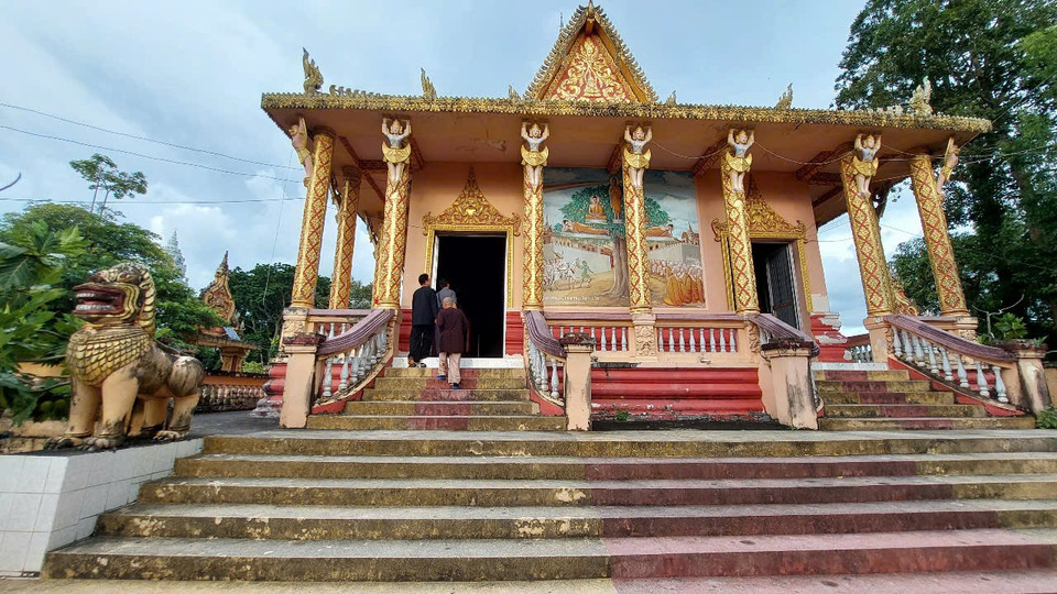 Chùa Som Rong được xây dựng theo kiểu kiến trúc giống như các chùa Khmer Nam bộ khác với diện tích 5ha bao gồm: Chánh điện, sala (giảng đường), nhà dành cho sư sãi và còn có thêm một thư viện sách có hơn 1.500 quyển, phục vụ cho các em học sinh, người dân và bà con Phật tử tại địa phương.(Ảnh: Minh Thu/Vietnam+)