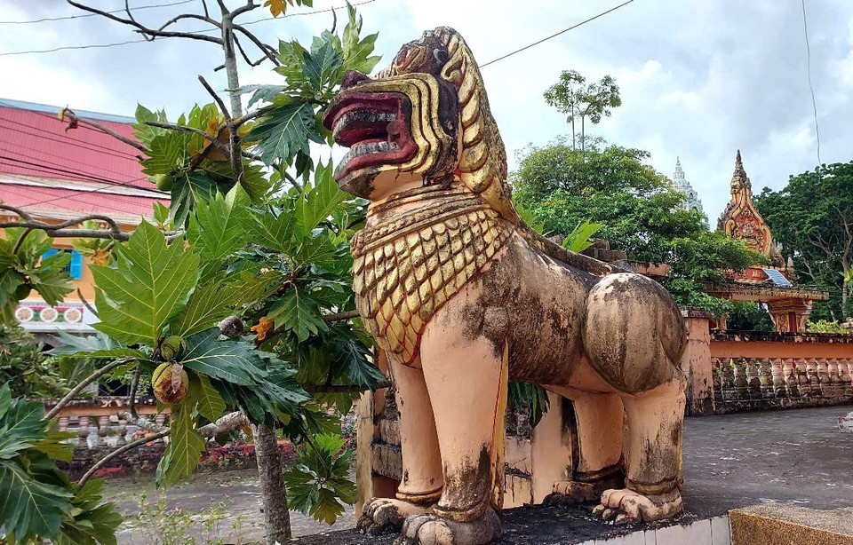 Chùa Som Rong mang nét cổ kính nhưng không kém phần tráng lệ, nguy nga cùng những bức tường nhuốm màu thời gian đã thu hút du khách tới tham quan. (Ảnh: Minh Thu/Vietnam+)