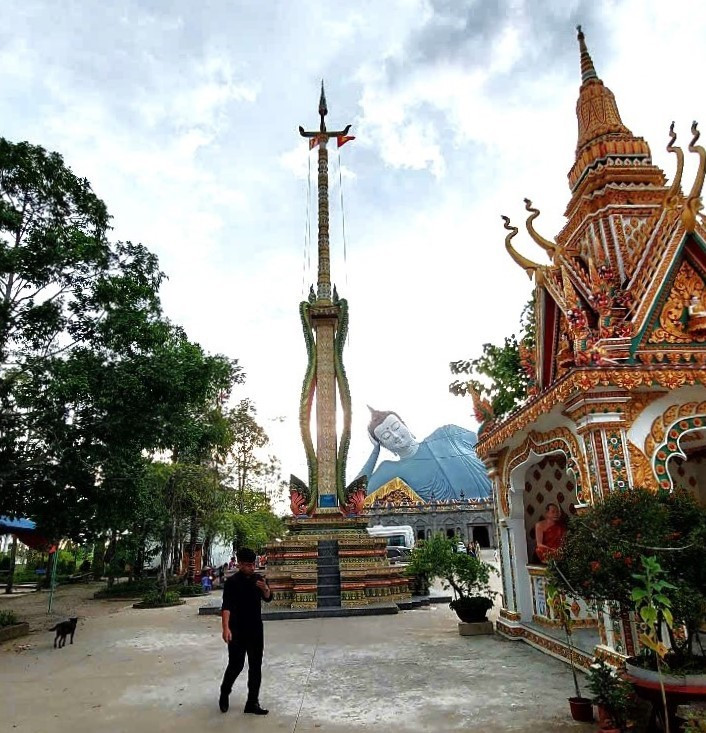 Hình tượng rắn thần Naga hiện diện ở nhiều vị trí trong chùa. Tương truyền, rắn thần Naga được Phật Thích Ca giao cho bảo vệ Kinh Bát nhã. Đến Sóc Trăng, điều dễ nhận thấy là hầu như đền chùa nào của người Khmer cũng đều có hình tượng rắn thần Naga, tạo cho các ngôi chùa nơi đây một tổng thể kiến trúc riêng biệt, độc đáo. (Ảnh: Minh Thu/Vietnam+)