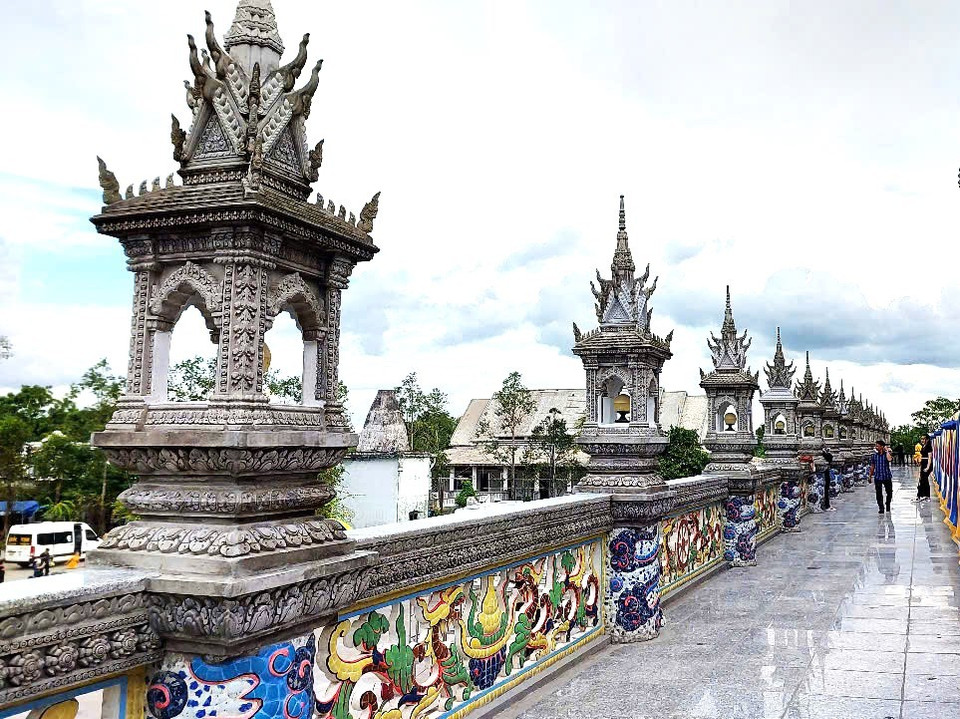 Hành lang dài chạm trổ hoa văn nhiều màu sắc, đại diện cho nghệ thuật kiến trúc đặc sắc của đồng bào Khmer Sóc Trăng nói riêng và Nam bộ nói chung. (Ảnh: Minh Thu/Vietnam+)